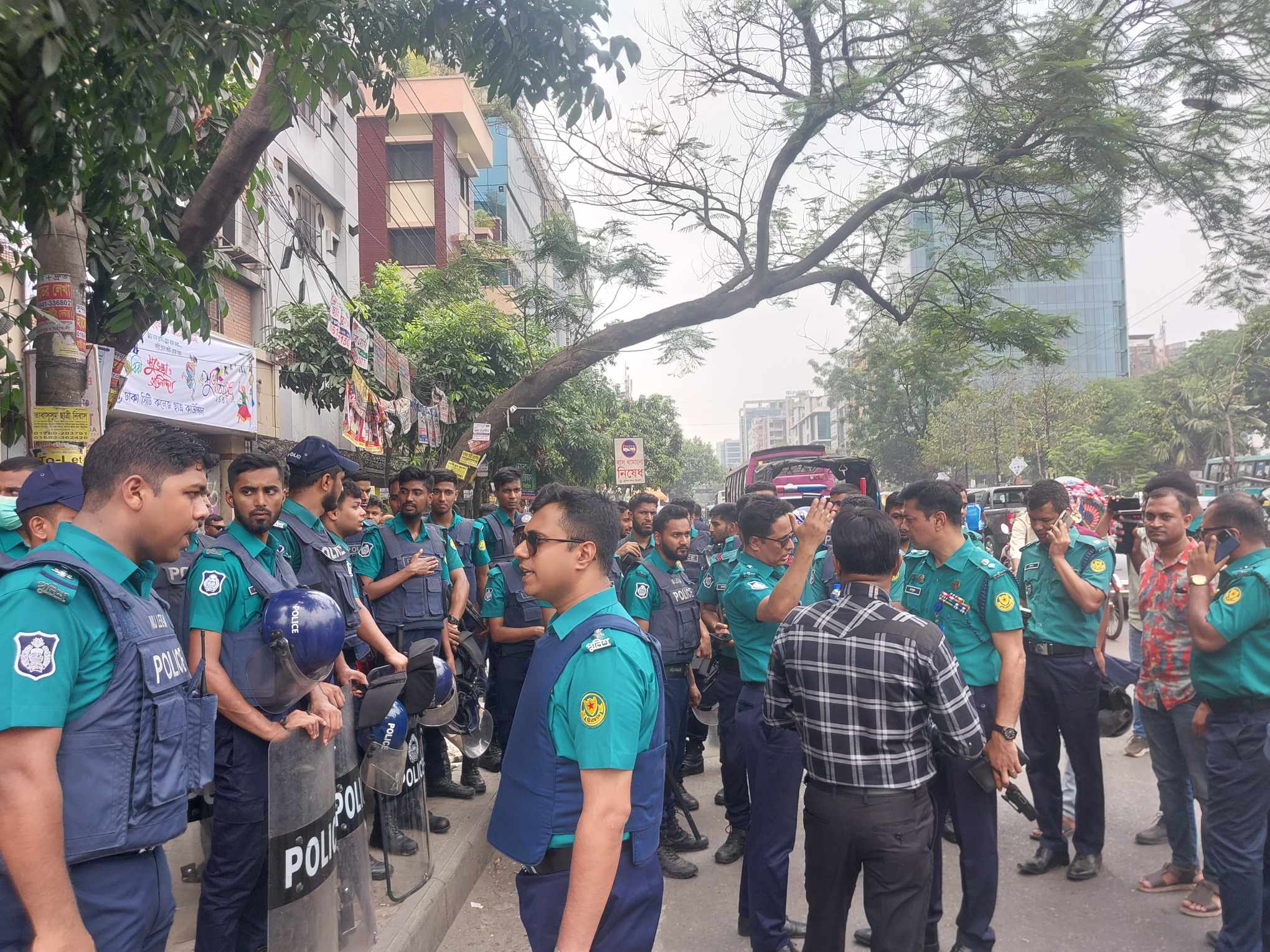 ঢাকা কলেজ-সিটি কলেজ শিক্ষার্থীদের সংঘর্ষ, ধাওয়া-পাল্টা ধাওয়া