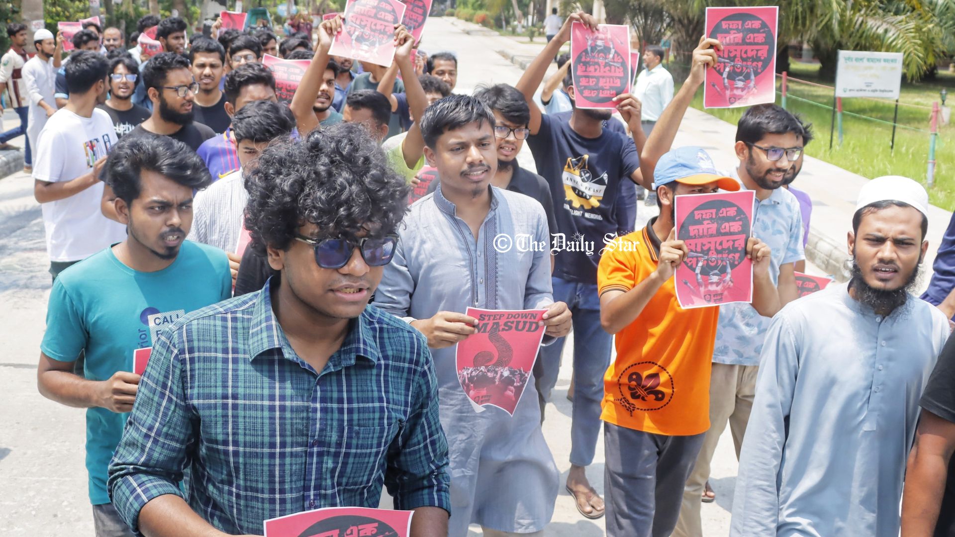 কুয়েট ভিসির পদত্যাগ চায় শিক্ষার্থীরা, বিপক্ষে শিক্ষক-কর্মকর্তারা