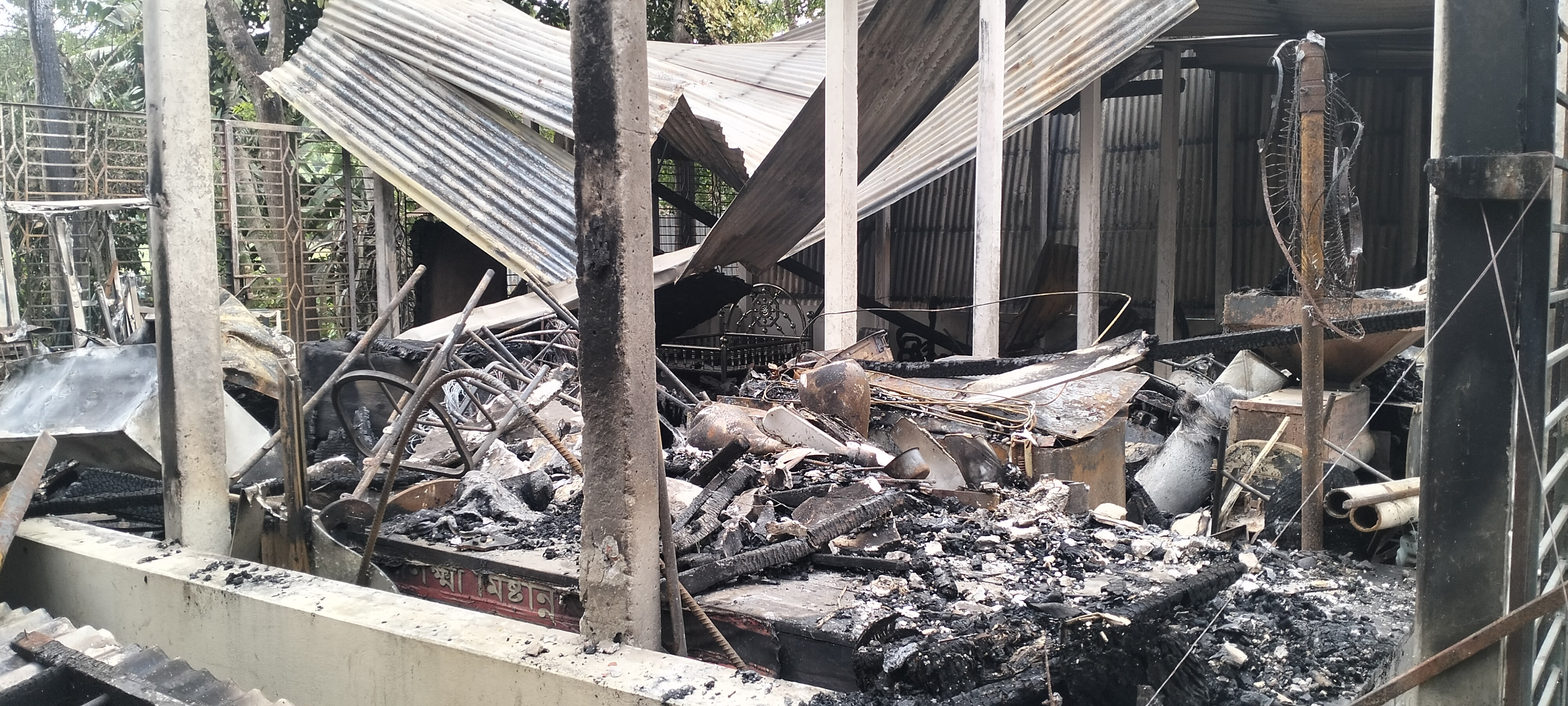 বর্ষবরণের শোভাযাত্রার মোটিফ নির্মাণকারী শিল্পীর বাড়িতে আগুন