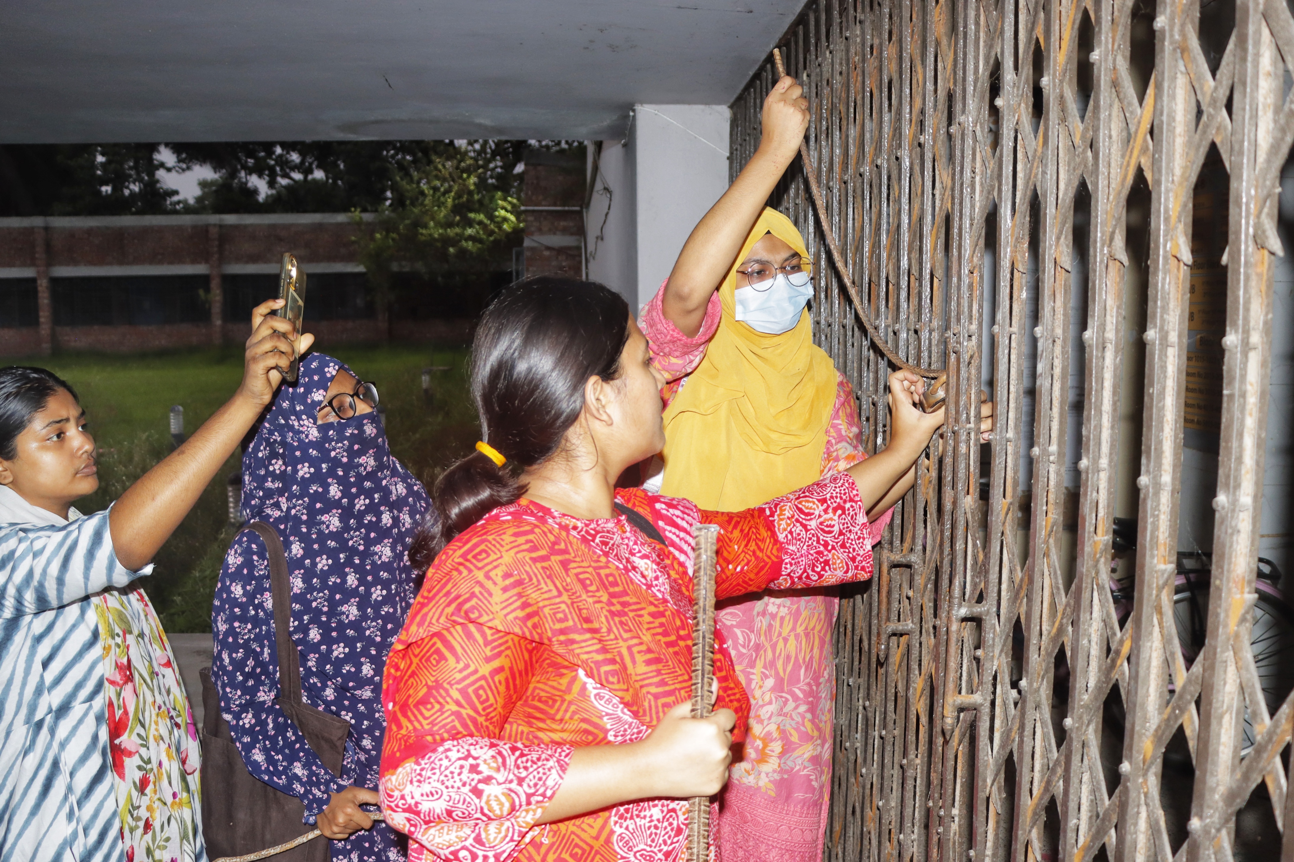 কুয়েটে অনশনের মধ্যেই তালা ভেঙে রোকেয়া হলে প্রবেশ করলেন শিক্ষার্থীরা