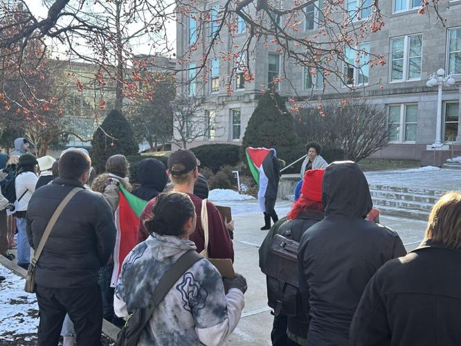 ট্রাম্প প্রশাসনের বিরুদ্ধে আইনি লড়াইয়ে জয় বাংলাদেশি শিক্ষার্থীর, থাকবেন যুক্তরাষ্ট্রেই