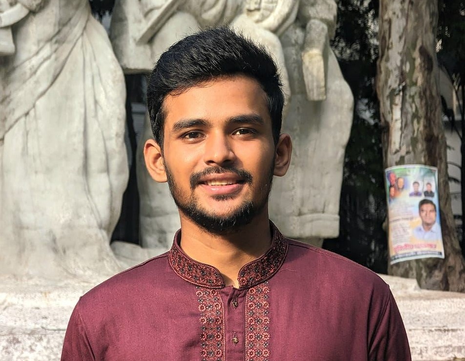 বাবার ‘ভুলের জন্য’ ক্ষমা চাইলেন উপদেষ্টা আসিফ