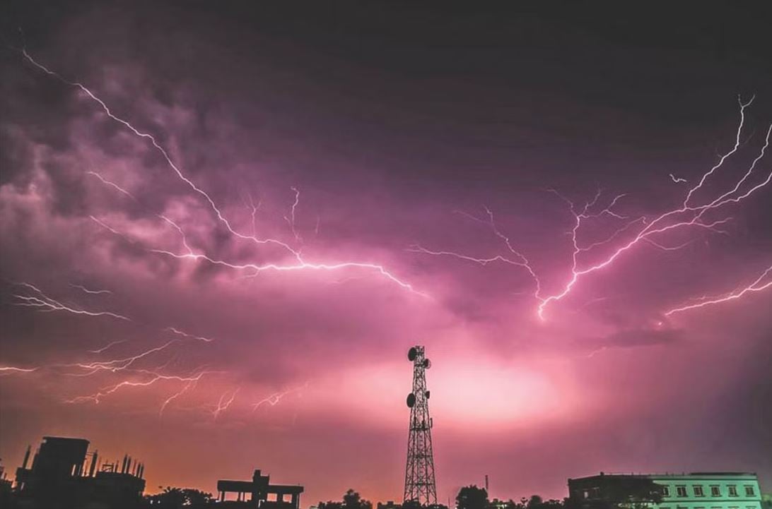 ‘বায়ুদূষণে’ বাড়ছে বজ্রপাত