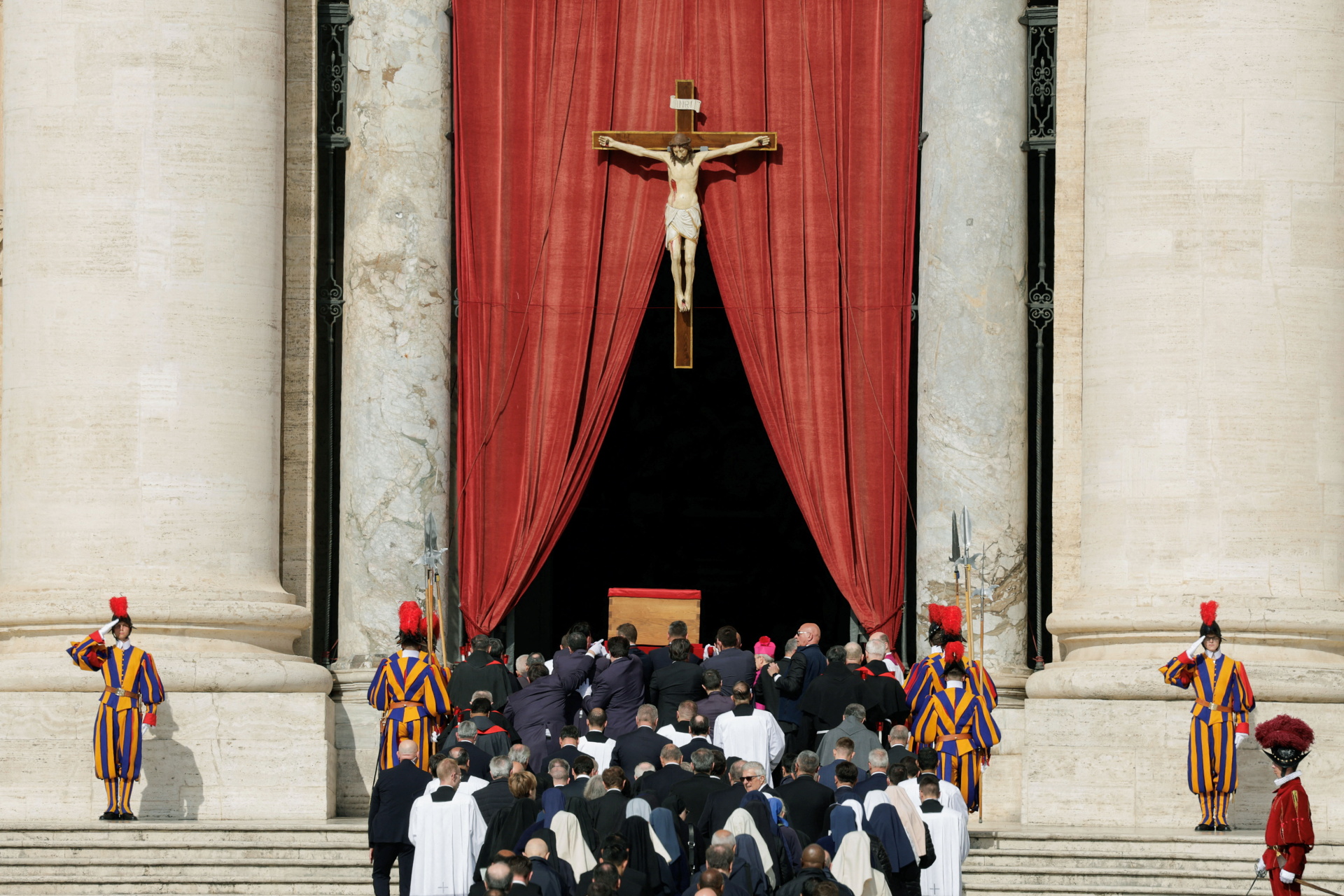 পোপের শেষকৃত্যে যোগ দিচ্ছেন বিশ্বনেতারা, ট্রাম্প-জেলেনস্কির সাক্ষাতের সম্ভাবনা