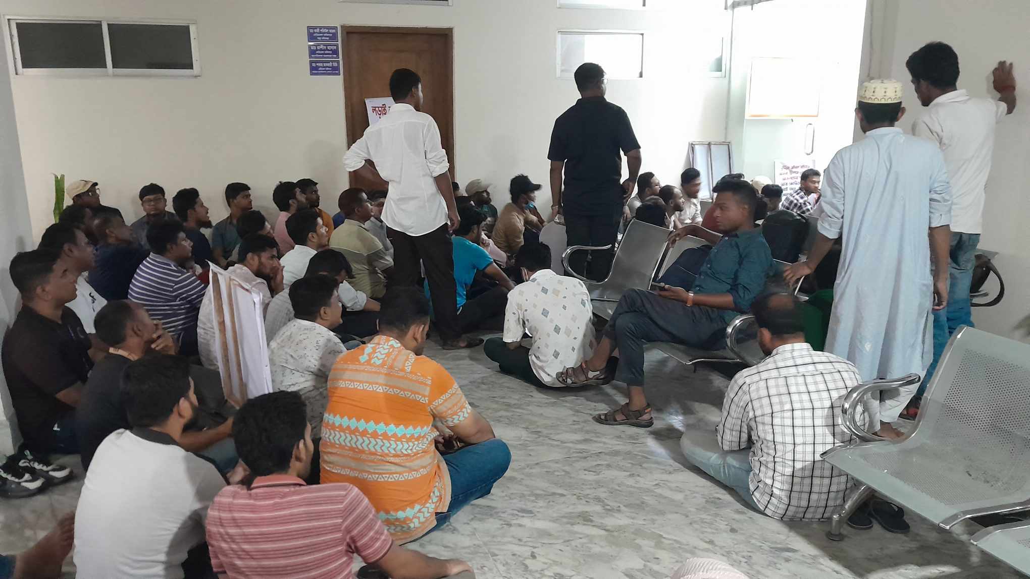 কোভিড-১৯ প্রকল্পের চাকরি স্থায়ী করার দাবিতে স্বাস্থ্য অধিদপ্তরের সামনে বিক্ষোভ