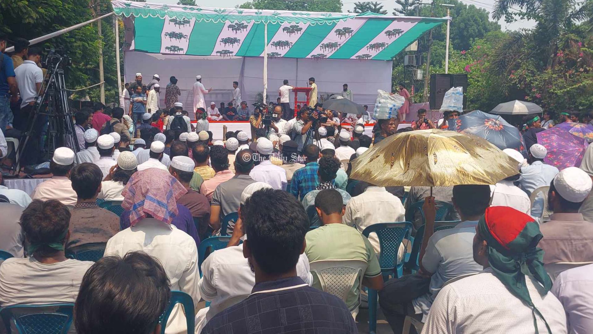 আ. লীগ নিষিদ্ধের দাবিতে মিন্টো রোডের মুখে মঞ্চ করে ছাত্র-জনতার জমায়েত