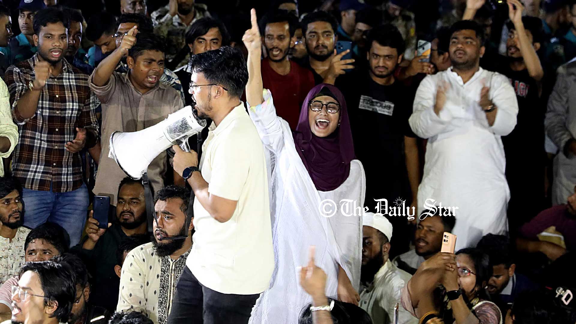 আওয়ামী লীগ নিষিদ্ধের দাবিতে এনসিপির নেতৃত্বে যমুনার সামনে অবস্থান