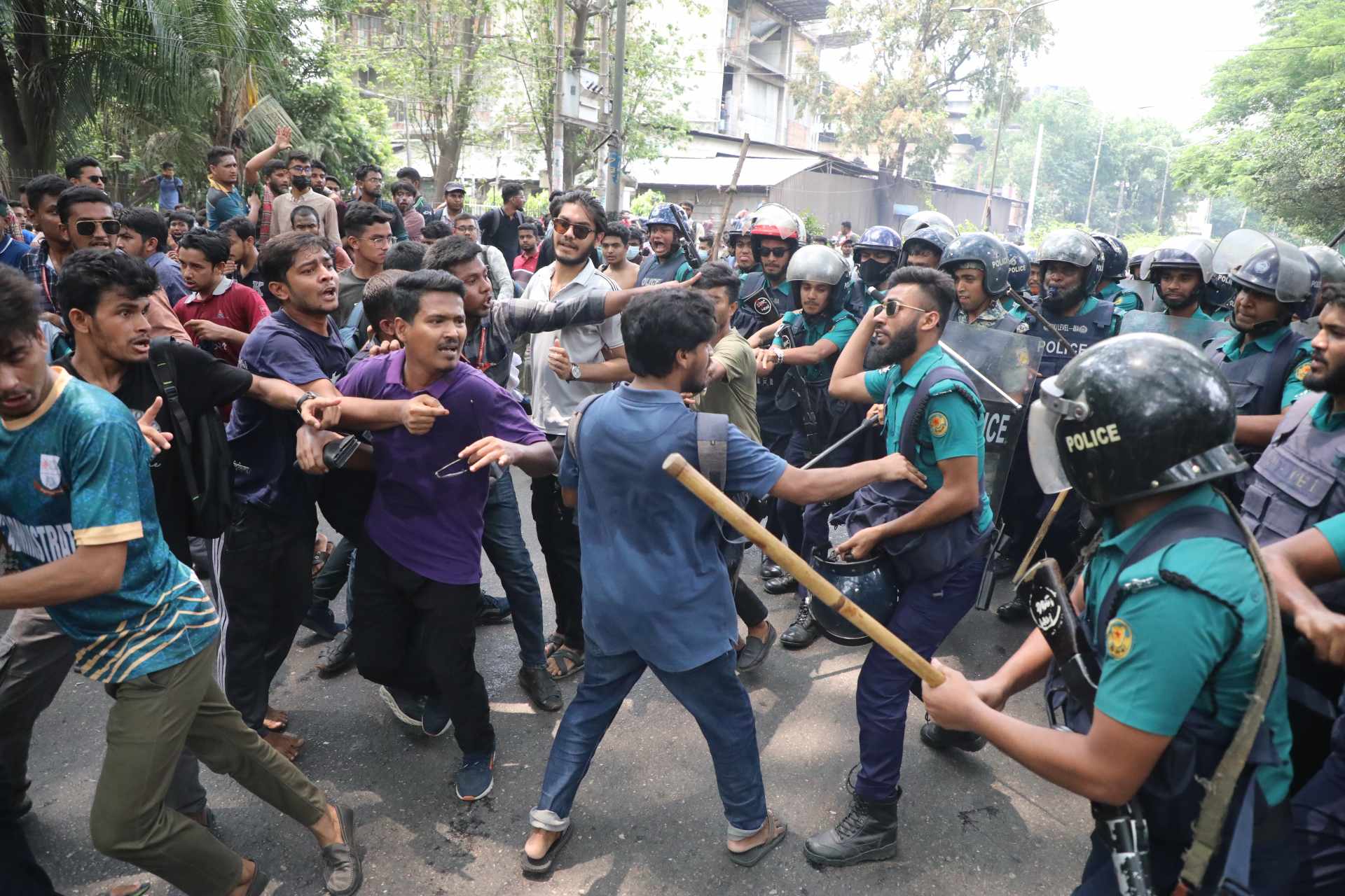 যমুনা অভিমুখে জবি শিক্ষার্থীদের মিছিলে পুলিশের লাঠিচার্জ