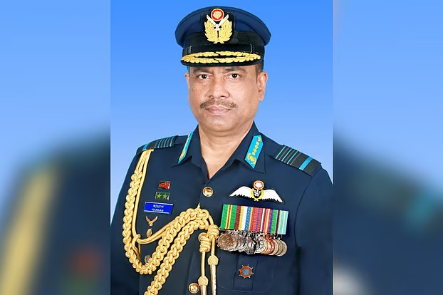 বিমানবাহিনীর সাবেক প্রধান হান্নানসহ স্ত্রী-ছেলের ৩৮ অ্যাকাউন্ট অবরুদ্ধের আদেশ