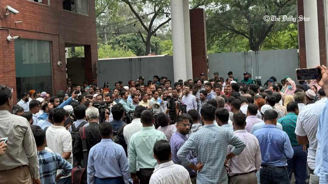 উপদেষ্টাদের সঙ্গে সাক্ষাতেও সমাধান হয়নি, কঠোর আন্দোলনে যেতে পারেন সচিবালয় কর্মচারীরা