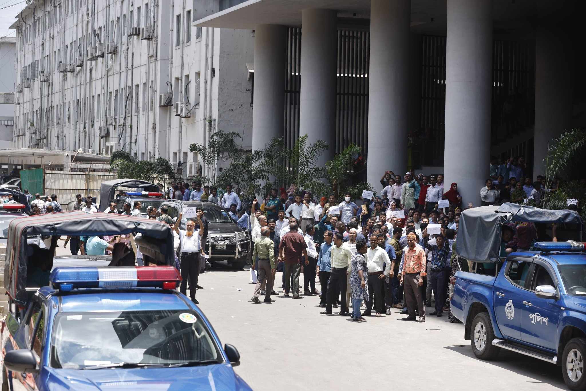 সচিবদের সঙ্গে আন্দোলনরত কর্মচারীদের বৈঠক চলছে