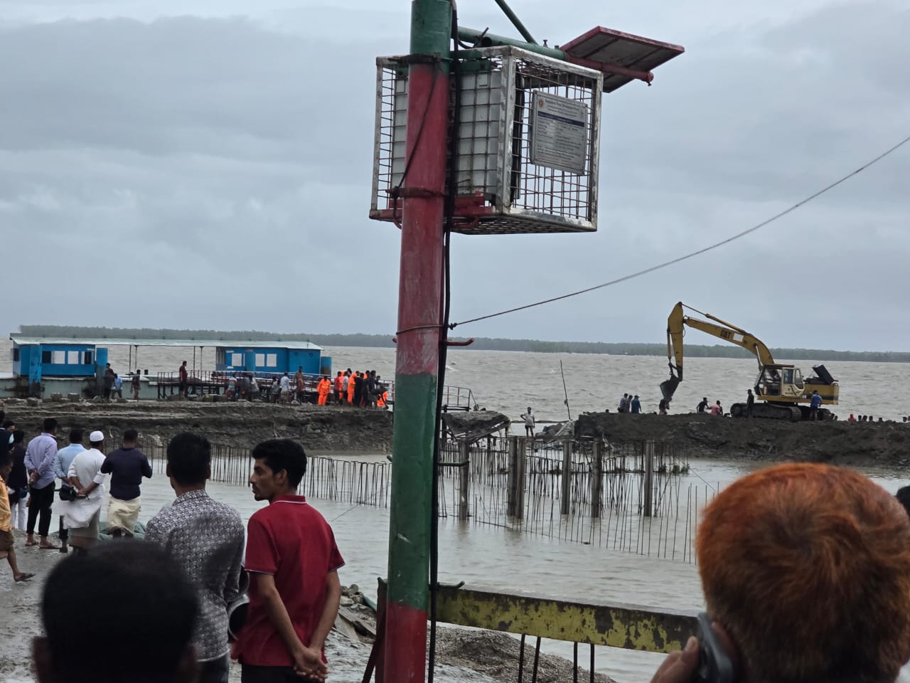 ভোলায় ৭ ফুট জোয়ার, বাঁধ ভেঙে নিম্নাঞ্চল প্লাবিত