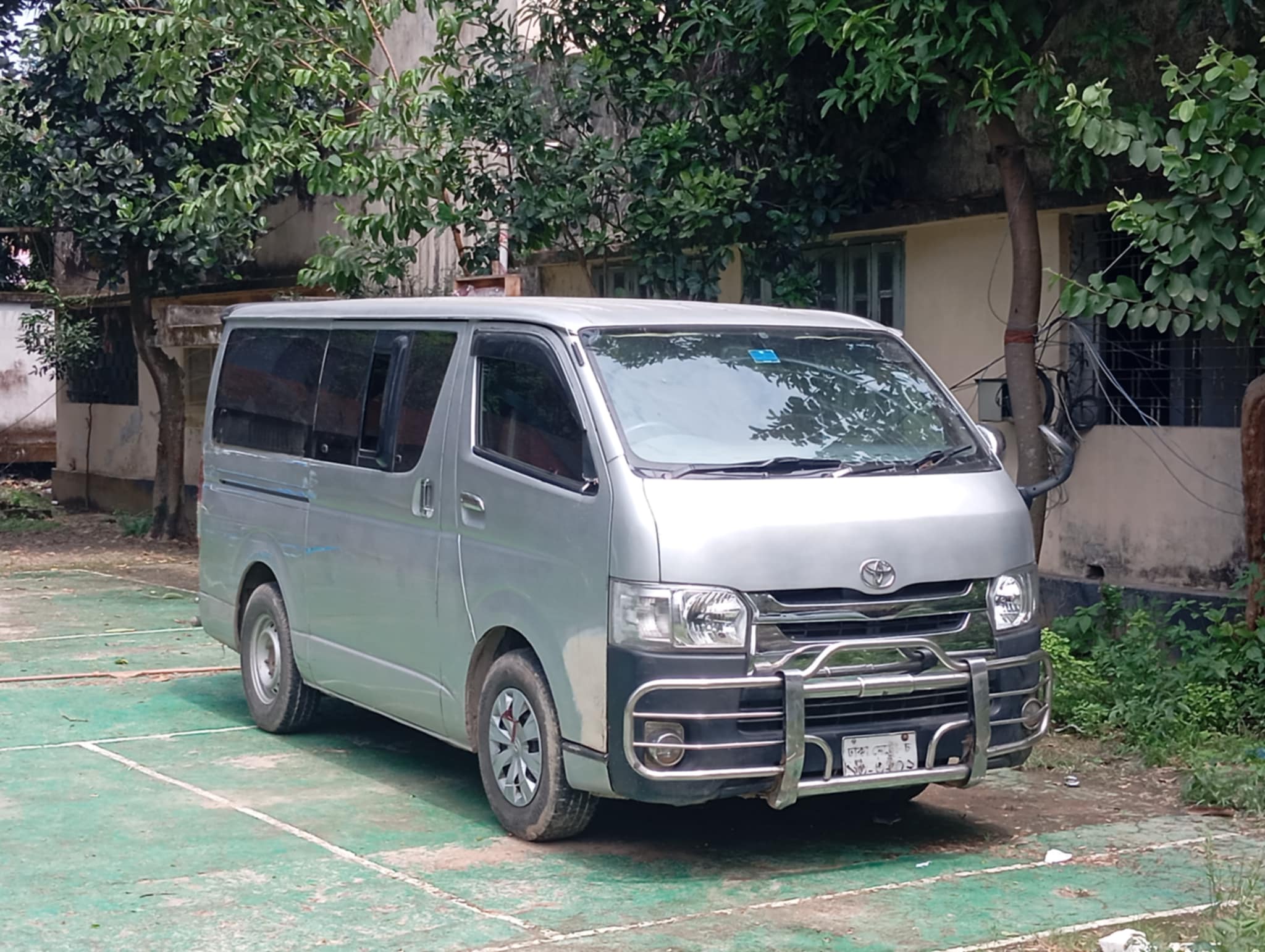 মাইক্রোবাসে ডাকাতি: পুলিশের ধাওয়া, ডাকাতের গুলিতে আহত ১