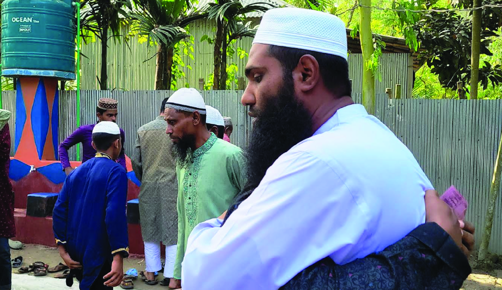 সৌদি আরবের সঙ্গে মিল রেখে দেশের বিভিন্ন স্থানে আজ ঈদ উদযাপন