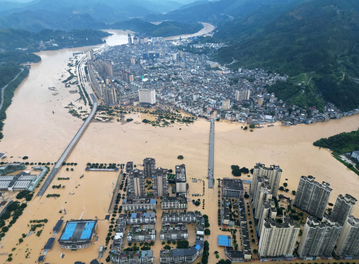 চীনের গুইঝৌ প্রদেশে বন্যা, আশ্রয়হীন ৮০ হাজারের বেশি মানুষ