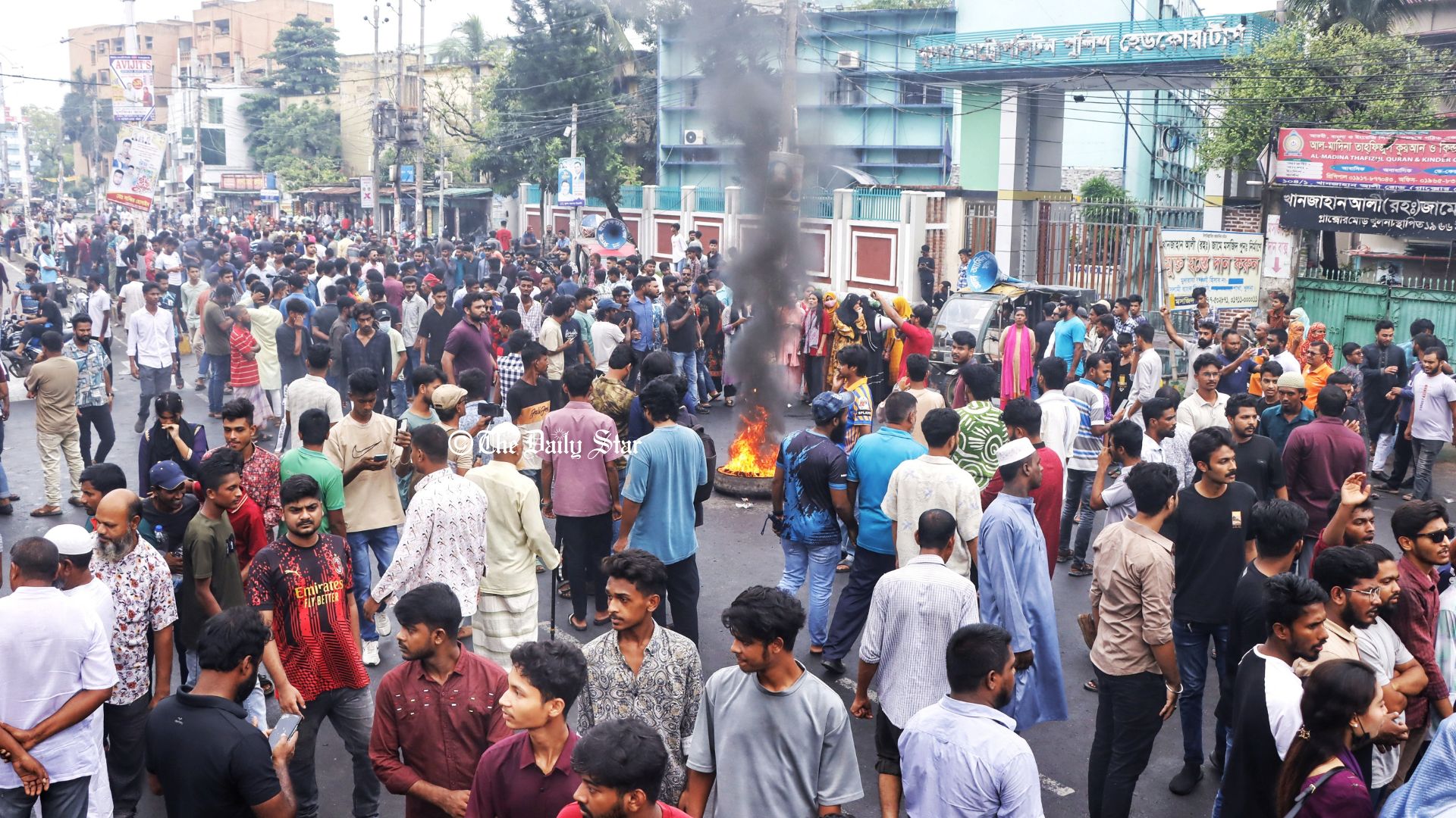 কেএমপি কমিশনারের অপসারণ দাবিতে তৃতীয় দিনের মতো বিক্ষোভ, সড়কে আগুন