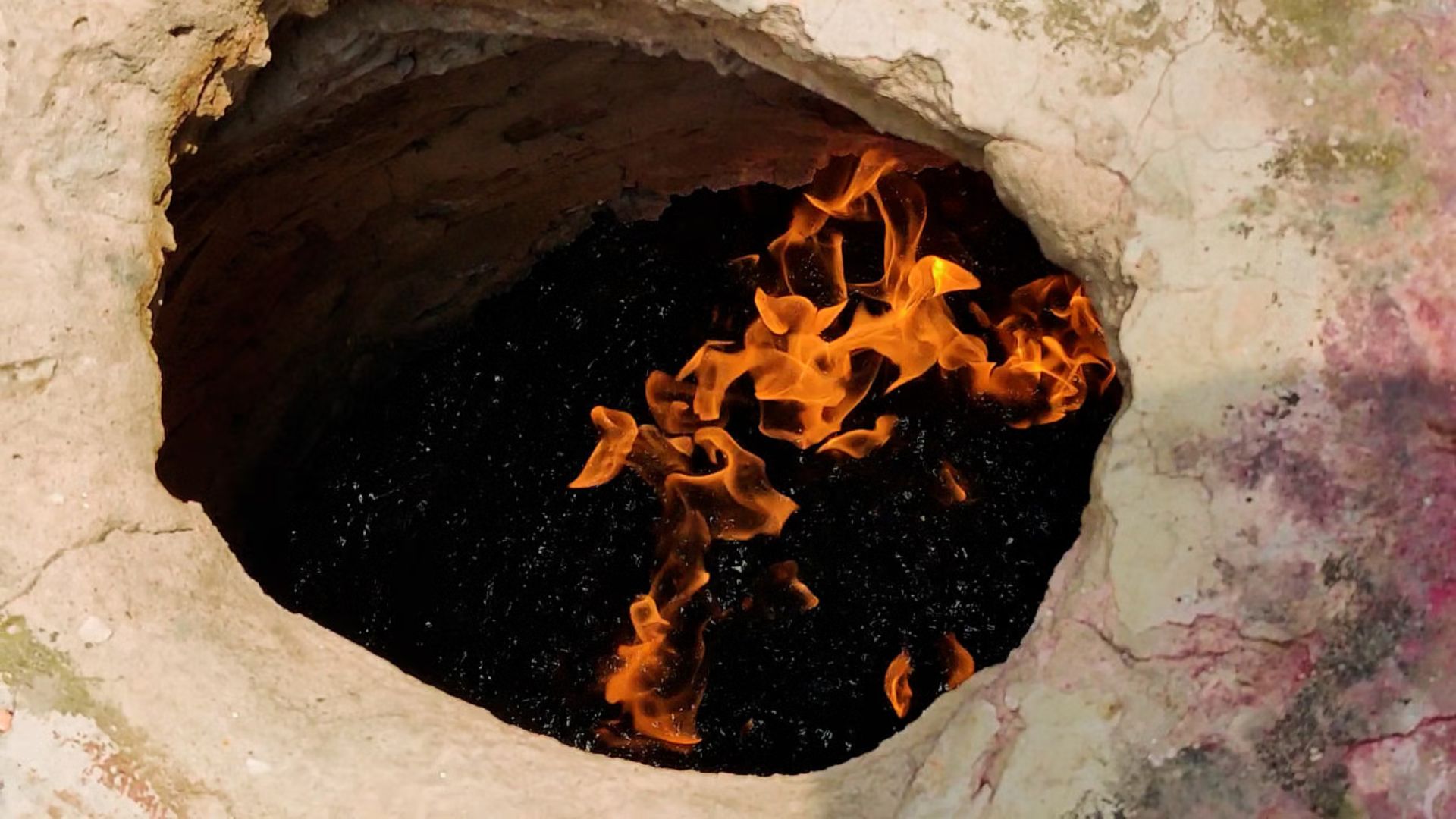 বাড়বকুণ্ড: ‘জলে আগুন জ্বলা’ দেখতে পাবেন যেখানে