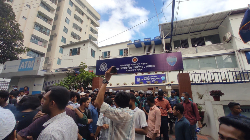 পটিয়ার ওসির প্রত্যাহার দাবিতে বন্দরনগরীতে সড়ক অবরোধ