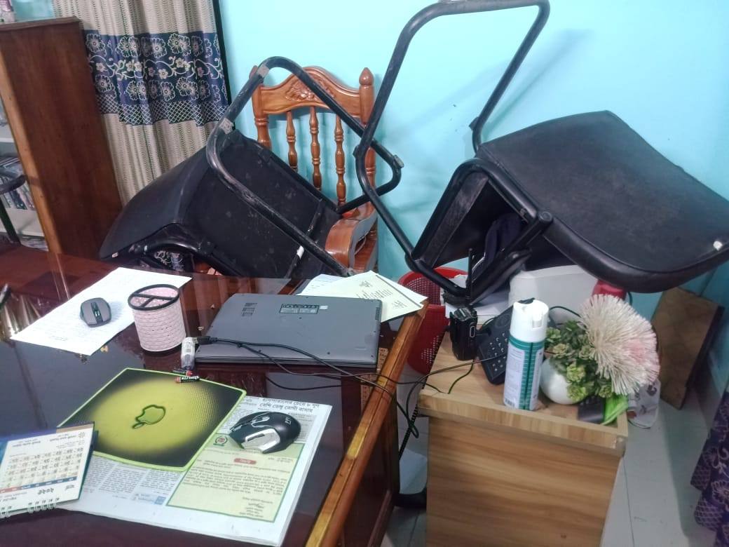 পাটগ্রাম থানায় হামলা চালিয়ে সাজাপ্রাপ্ত ২ আসামি ছিনতাই, ওসিসহ আহত ২০