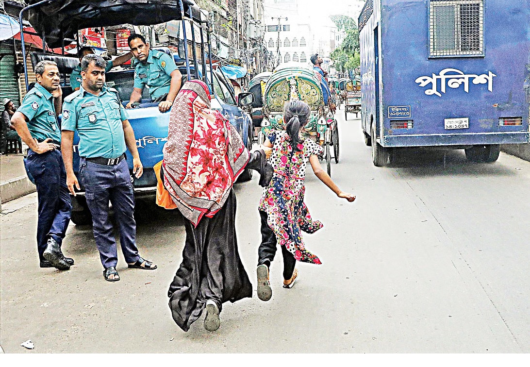 ২২ জুলাই: টিকে থাকতে চূড়ান্ত বলপ্রয়োগের পরেও হাসিনা বললেন, ‘ক্ষমতা কিছু না’