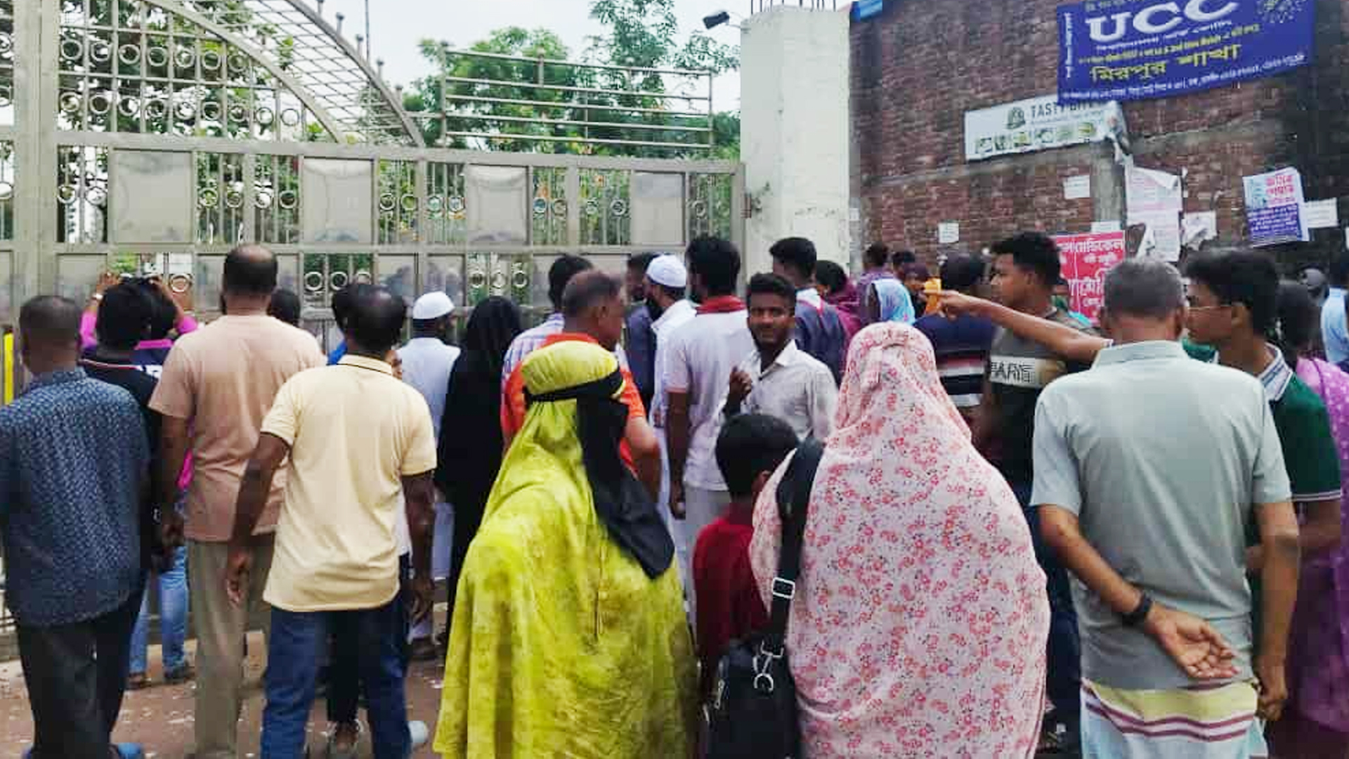 মাইলস্টোনের প্রধান ফটক বন্ধ, প্রবেশ করতে দেওয়া হচ্ছে না কাউকে