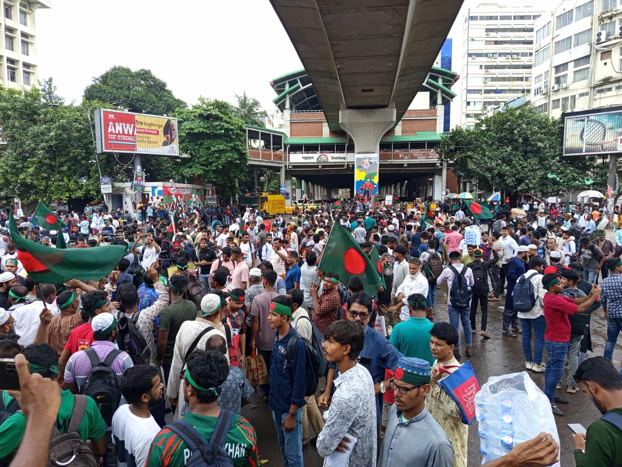 জুলাই সনদ বাস্তবায়নের দাবিতে শাহবাগ মোড় অবরোধ