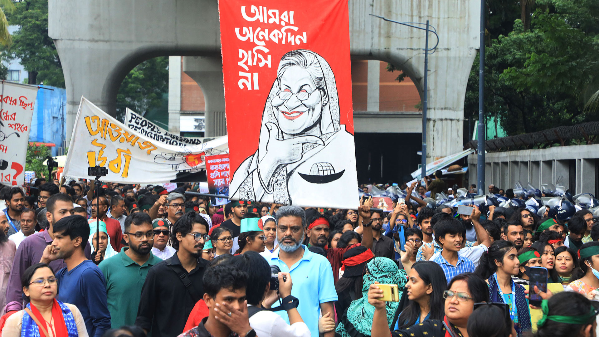 জুলাই ৩৩: ‘দ্রোহযাত্রা’ থেকে সরকারের পদত্যাগ দাবি, বিক্ষুব্ধ জনতার দখলে রাজপথ
