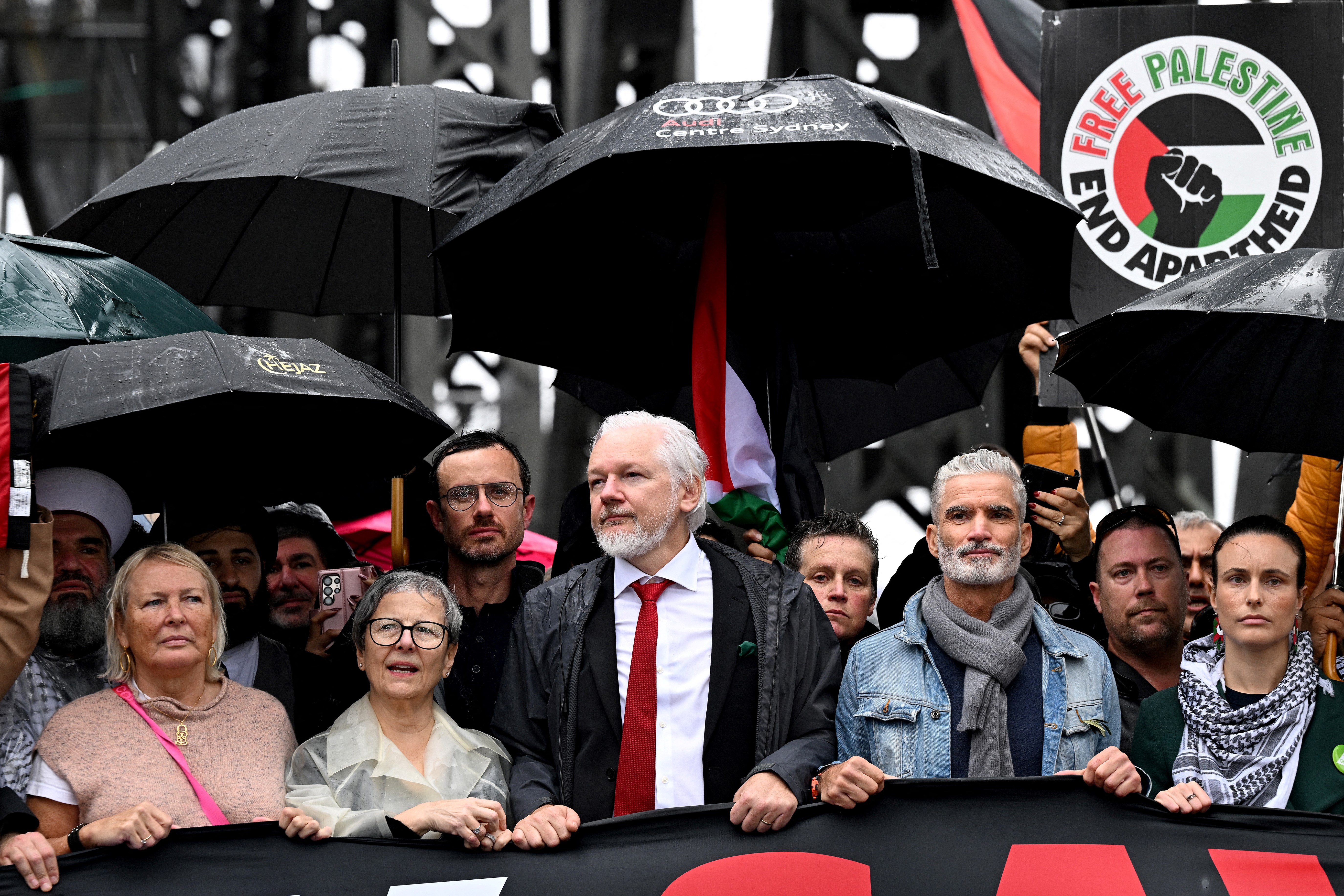 সিডনিতে ইসরায়েলি গণহত্যাবিরোধী বিক্ষোভে অংশ নিলেন জুলিয়ান অ্যাসাঞ্জ
