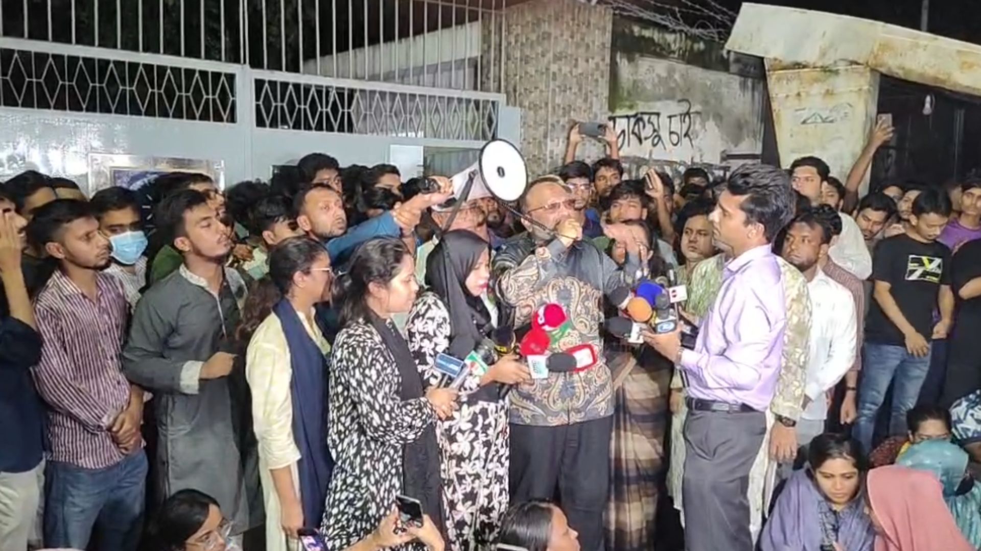 ছাত্রদলের হল কমিটি, মধ্যরাতে ঢাকা বিশ্ববিদ্যালয় শিক্ষার্থীদের বিক্ষোভ