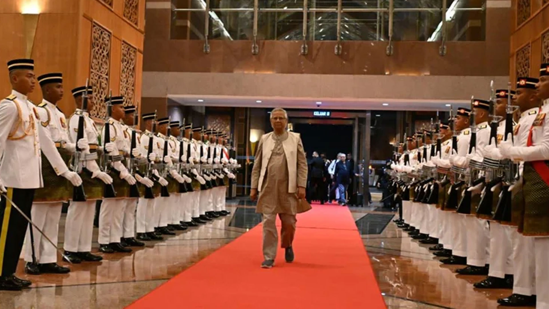 মালয়েশিয়ায় অধ্যাপক ইউনূসকে লাল গালিচা সংবর্ধনা