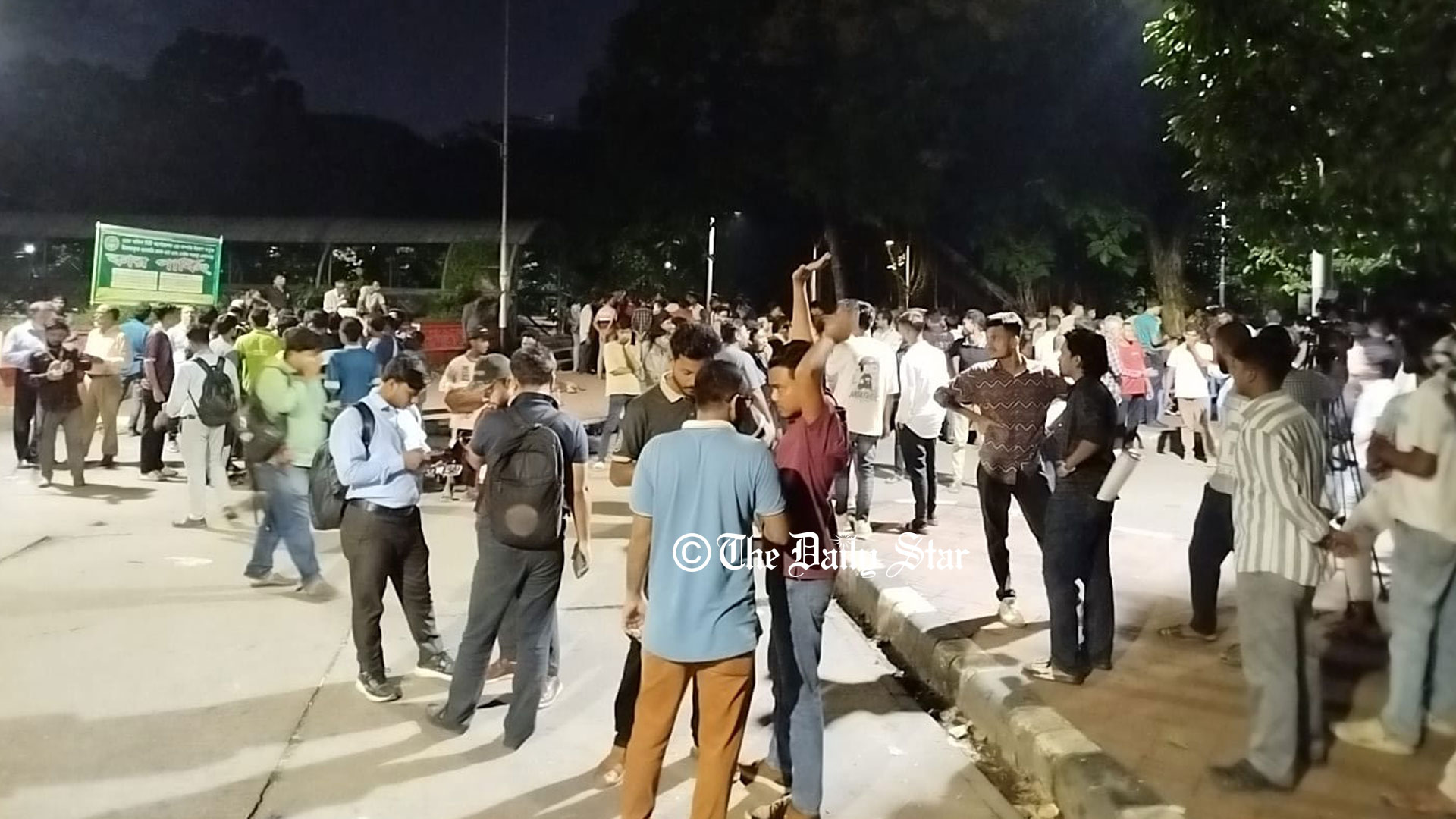 ৩২ নম্বরে বাড়তি নিরাপত্তা, পিটুনি দিয়ে ২ জনকে থানায় হস্তান্তর