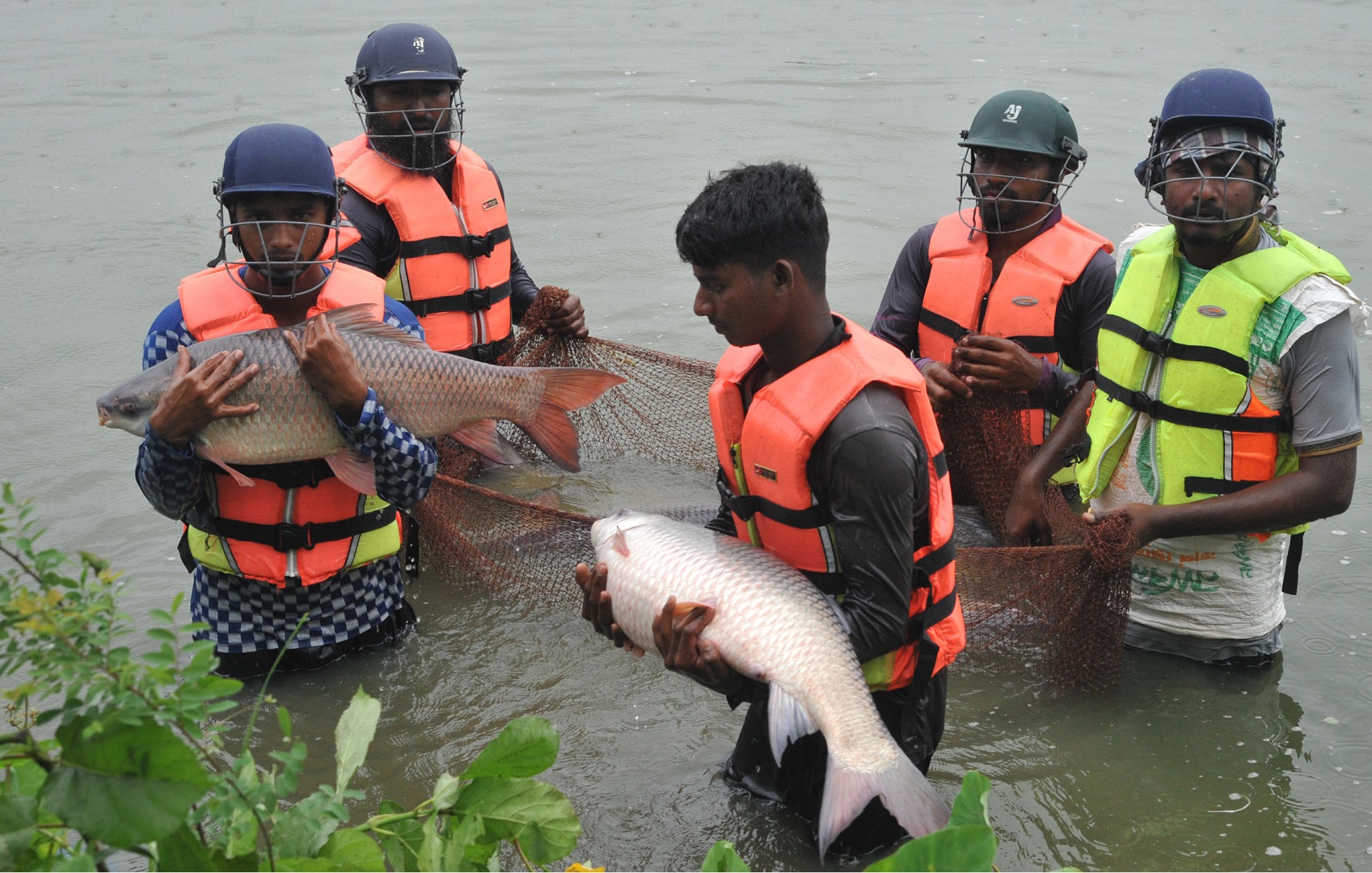 হেলমেট পরে মাছ ধরতে হয় এই পুকুরে