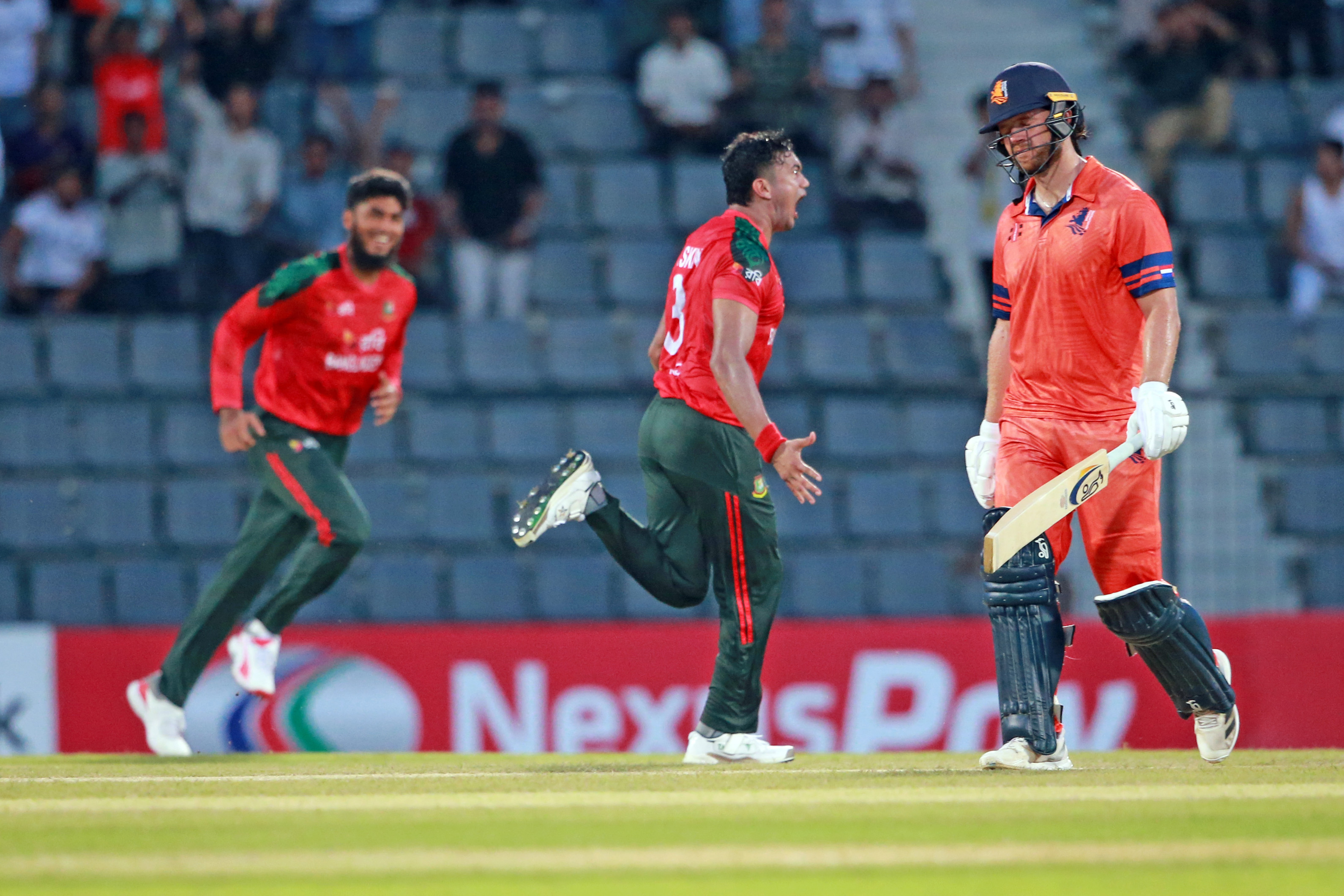 তাসকিনের তোপে ডাচদের ১৩৬ রানে বেঁধে ফেলল বাংলাদেশ