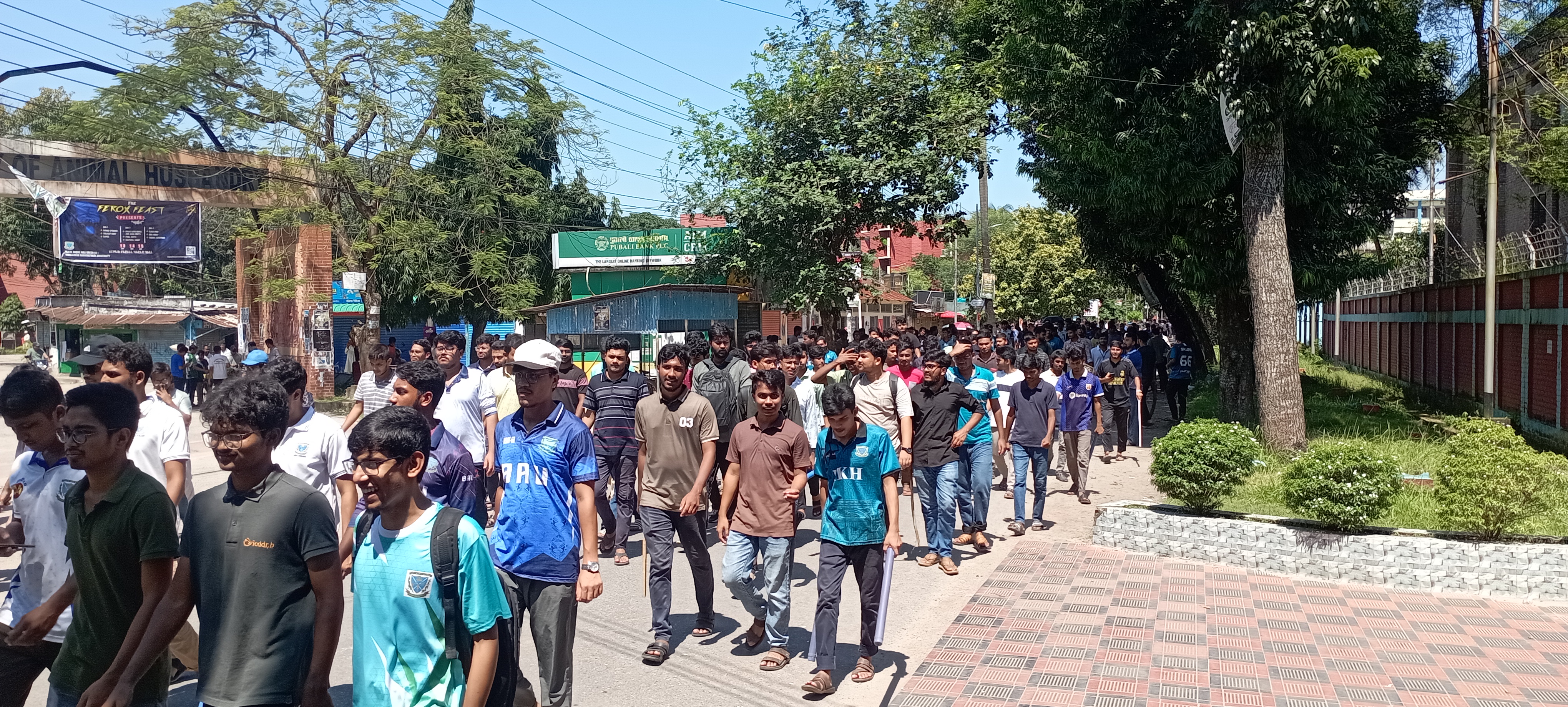 বাকৃবি: হল ছাড়ছেন কেউ কেউ, ক্যাম্পাসে অবস্থান শিক্ষার্থীদের একাংশের