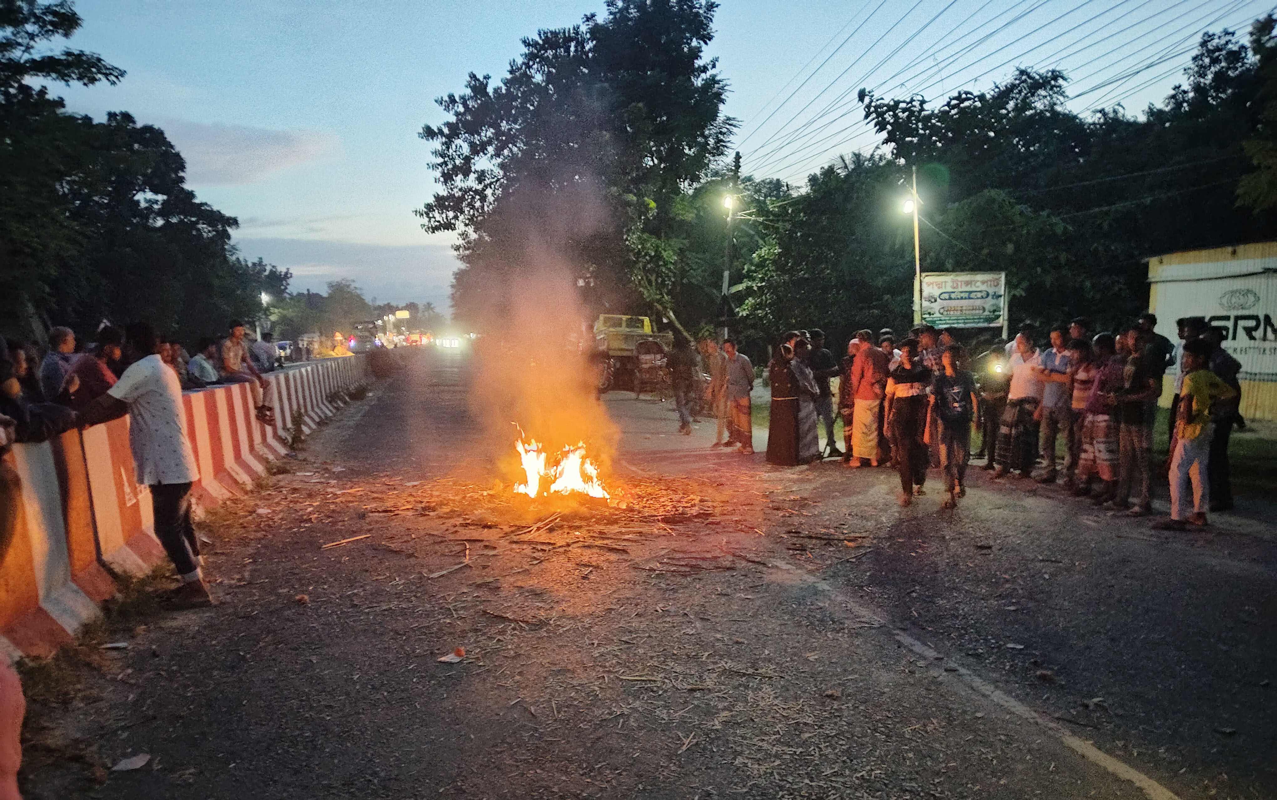 রাজবাড়ীতে কবর থেকে লাশ তুলে পুড়িয়ে দিলো উত্তেজিত জনতা, সংঘর্ষে নিহত ১