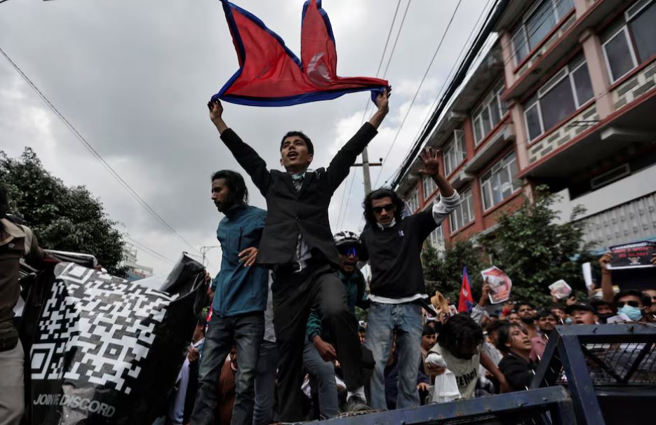 কোন পথে যেতে চায় নেপাল