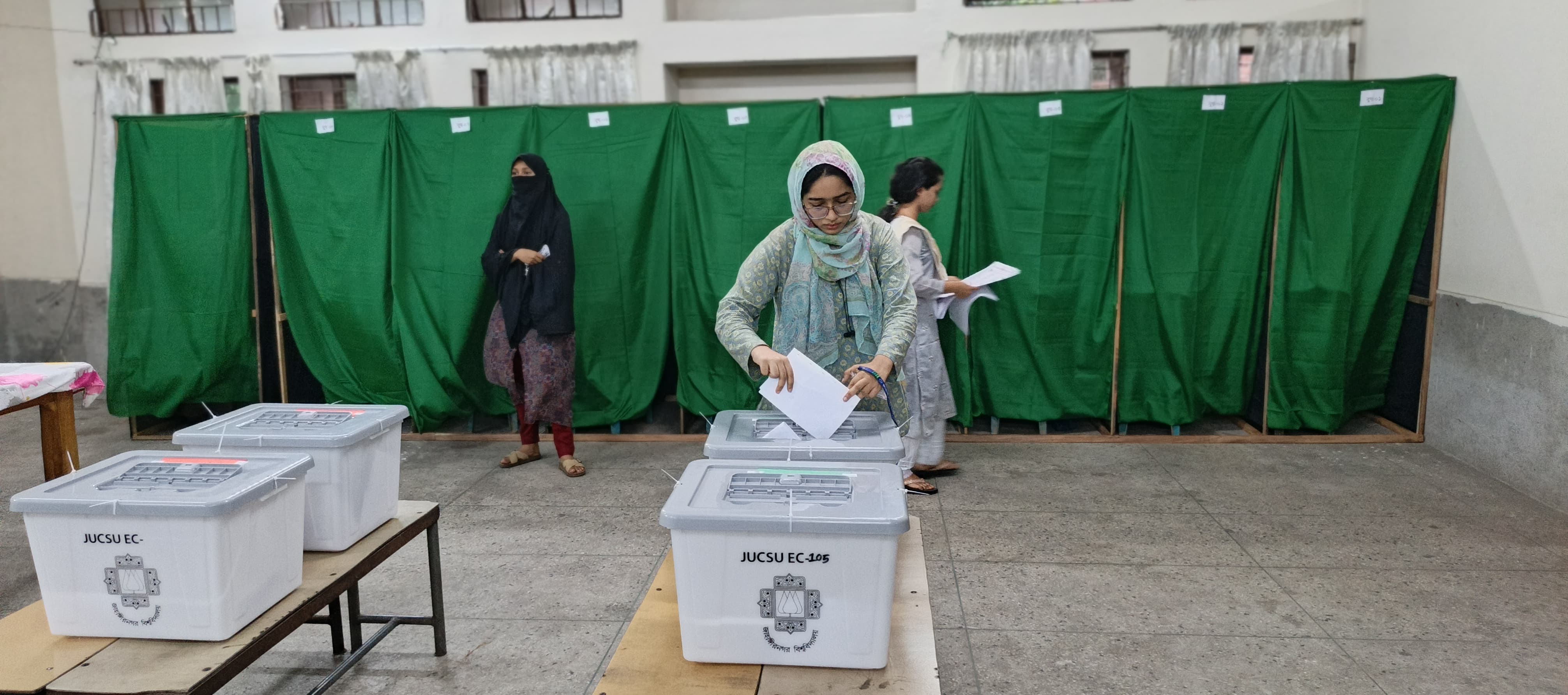 জাকসু নির্বাচন: খালেদা জিয়া হলে ২ ঘণ্টায় ভোট পড়েছে ৫০টি