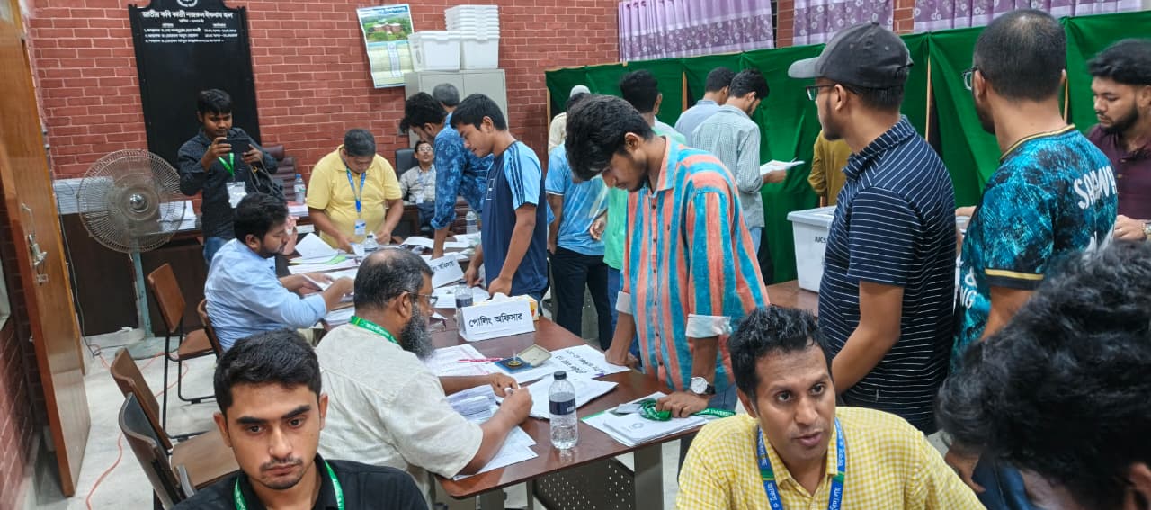 সময় শেষ হওয়ার ২ ঘণ্টা পরও এক হলে চলছে জাকসুর ভোটগ্রহণ