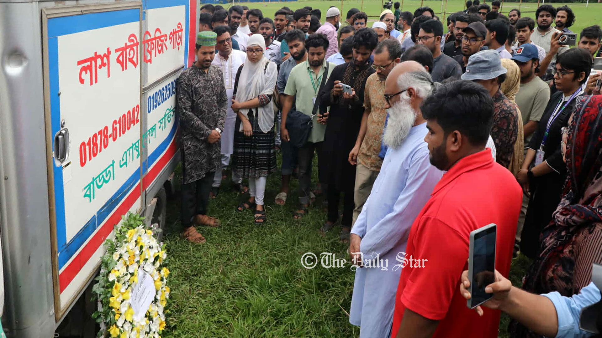 জাবি ক্যাম্পাসে শিক্ষক মৌমিতাকে অশ্রুসজল বিদায়