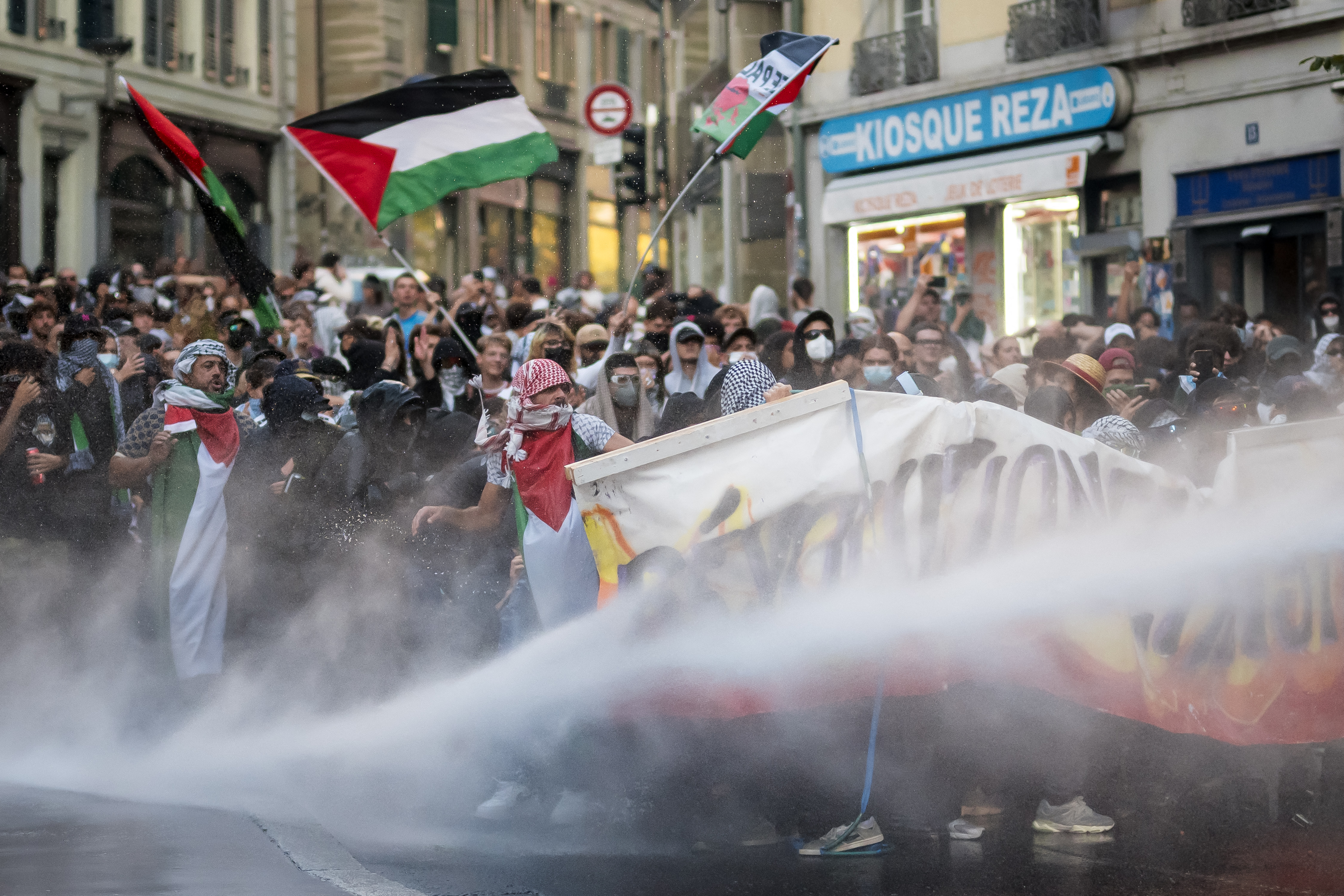 বিনোদন জগতেও ক্রমশ বিচ্ছিন্ন হয়ে পড়ছে ইসরায়েল