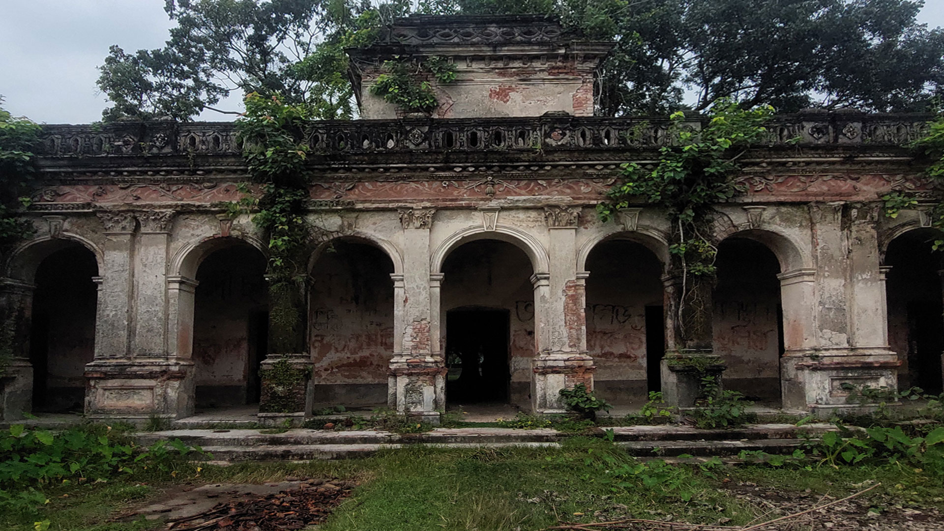ধ্বংসস্তূপে লুকিয়ে থাকা আভিজাত্যের এই জমিদার বাড়িতে গেছেন?