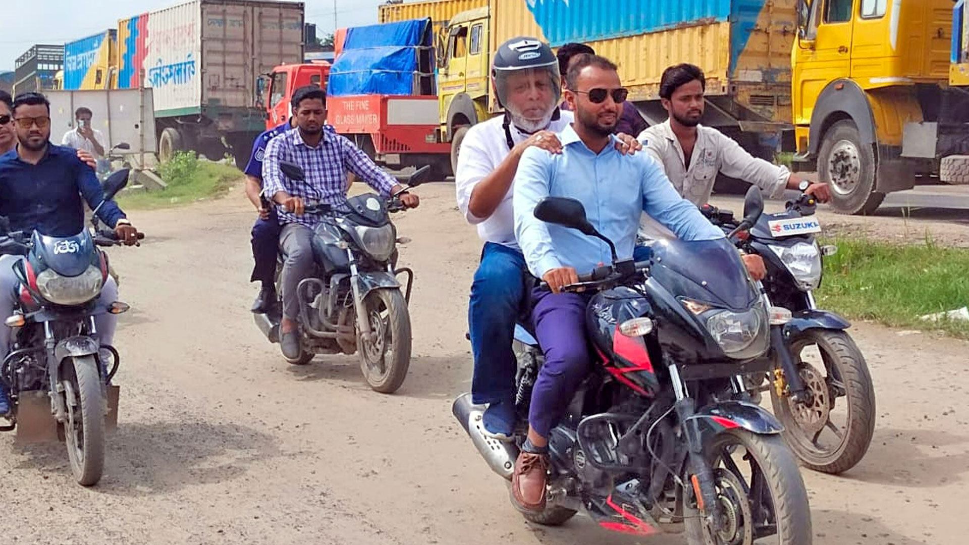 যানজটে ২ ঘণ্টায় ৫০ মিটার, গাড়ি ছেড়ে মোটরসাইকেলে চাপলেন সেতু উপদেষ্টা