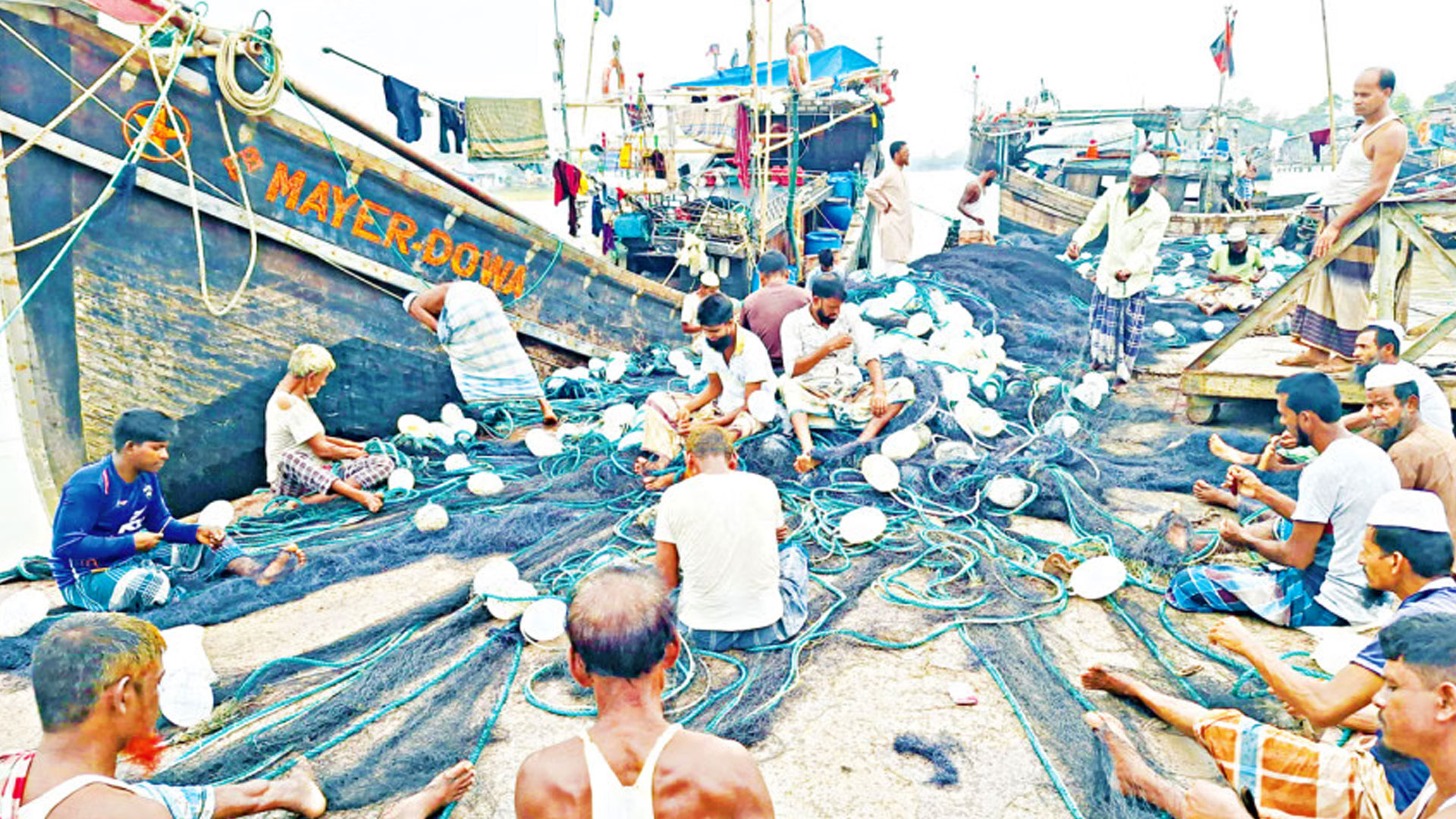 ইলিশ ধরায় নিষেধাজ্ঞার ২২ দিনে জেলেরা পান মাত্র ২৫ কেজি চাল