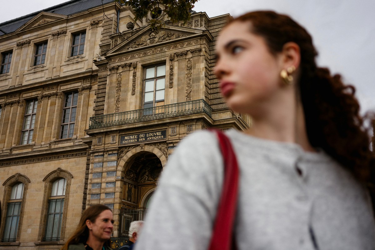 লুভ্যর থেকে চুরি যাওয়া অলংকারসামগ্রীর মূল্য ১০২ মিলিয়ন ডলার