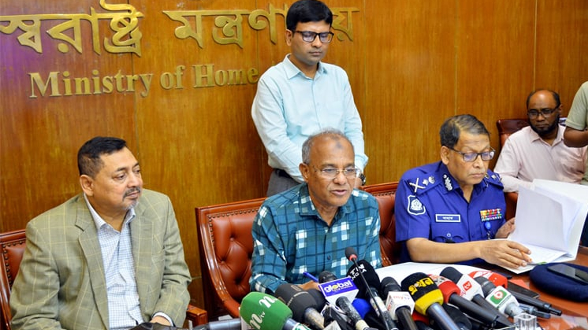 নির্বাচনের আগে এক ব্যক্তির নামে সিমের সংখ্যা কমানো হবে: স্বরাষ্ট্র উপদেষ্টা