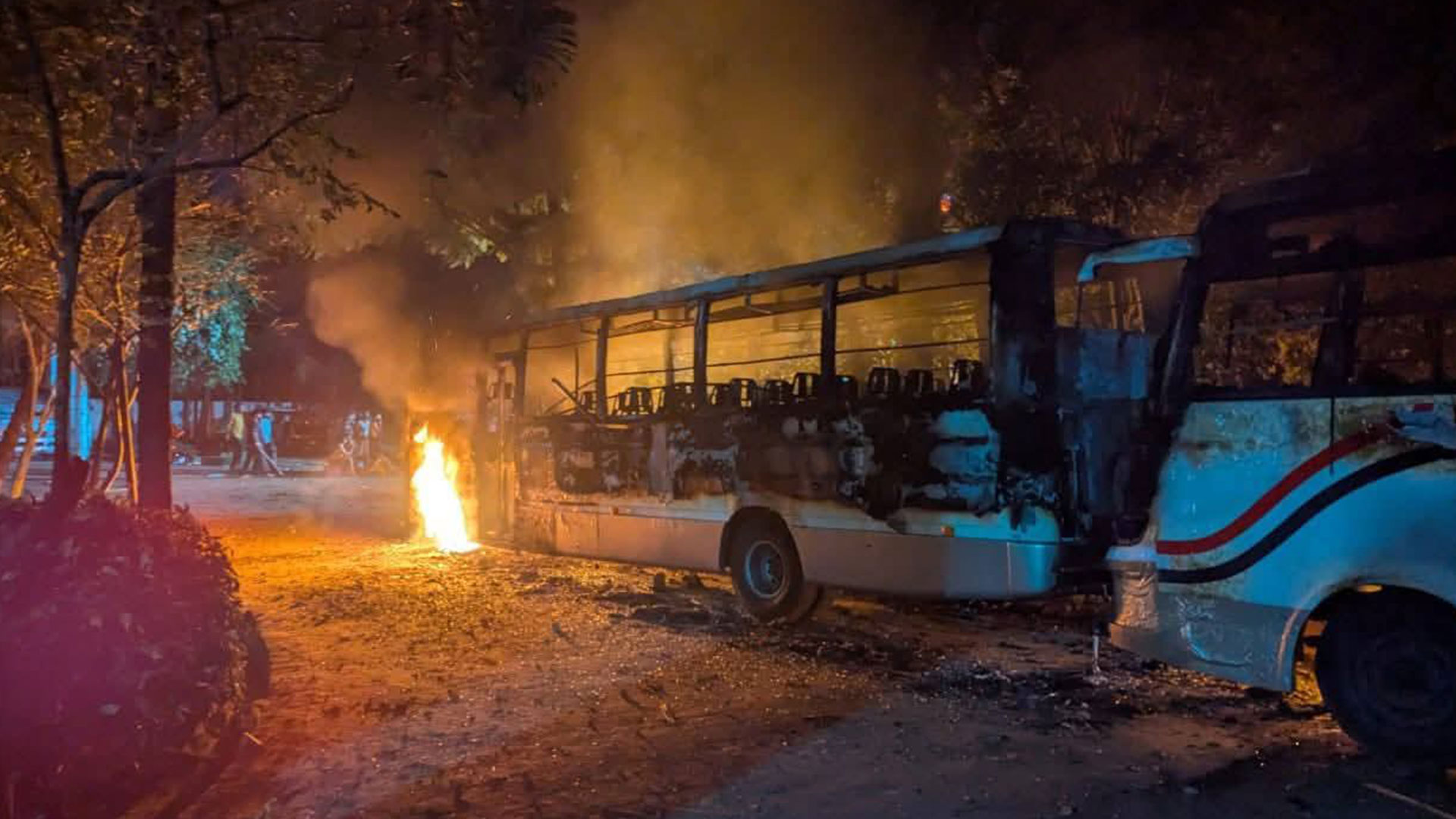 ড্যাফোডিল-সিটি ইউনিভার্সিটির শিক্ষার্থীদের সংঘর্ষ, ভাঙচুর-বাসে আগুন