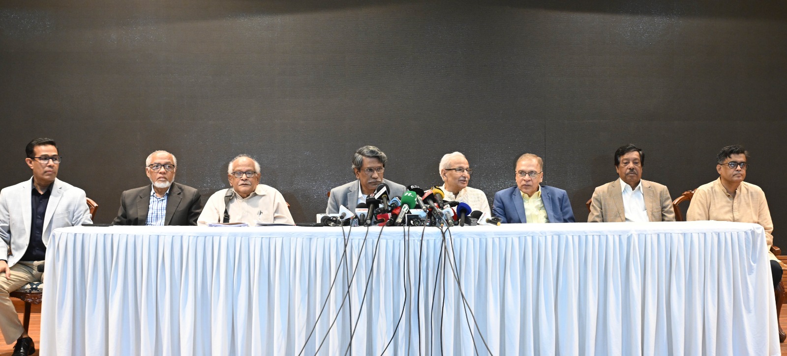 নির্বাচনের দিন বা তার আগে যেকোনো দিন গণভোট আয়োজনের সুপারিশ ঐকমত্য কমিশনের