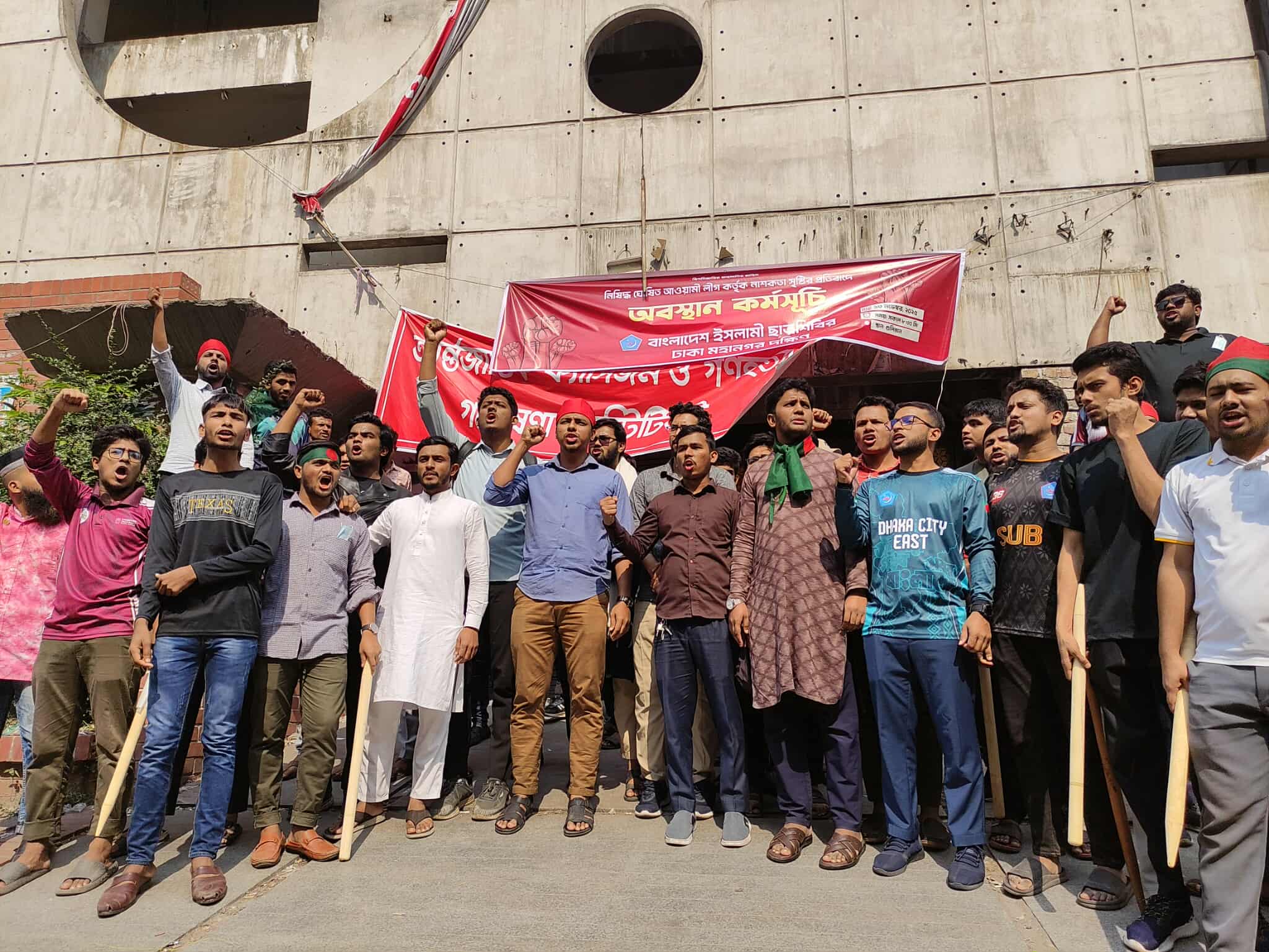 আ. লীগের কেন্দ্রীয় কার্যালয়ের সামনে শিবিরের অবস্থান