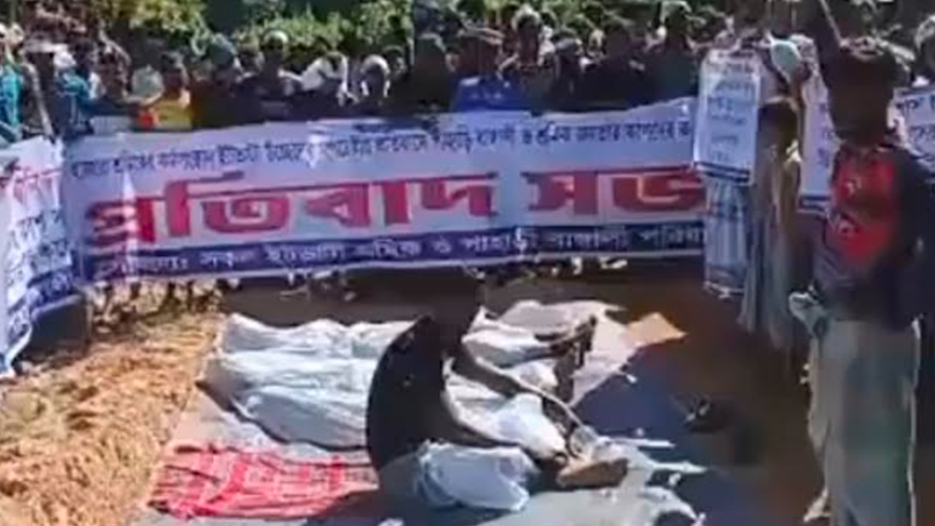 লামায় অবৈধ ইটভাটার বিরুদ্ধে অভিযান, কাফনের কাপড় পরে বাধা