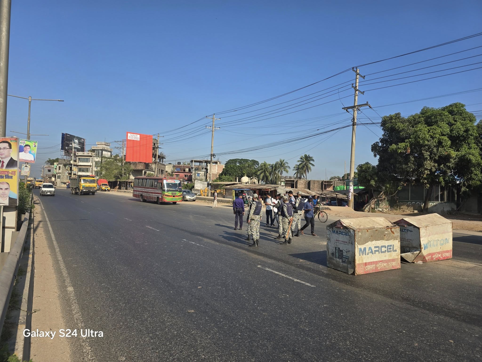 শেখ হাসিনার রায় ও ‘শাটডাউন’ কর্মসূচি: ঢাকার প্রবেশমুখে পুলিশের কড়া নিরাপত্তা
